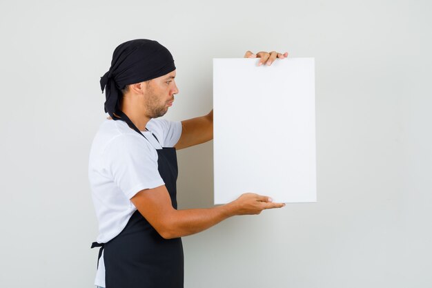 Baker man holding toile vide en t-shirt