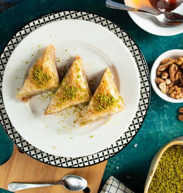 Baklava turc dans la vue de dessus de plaque