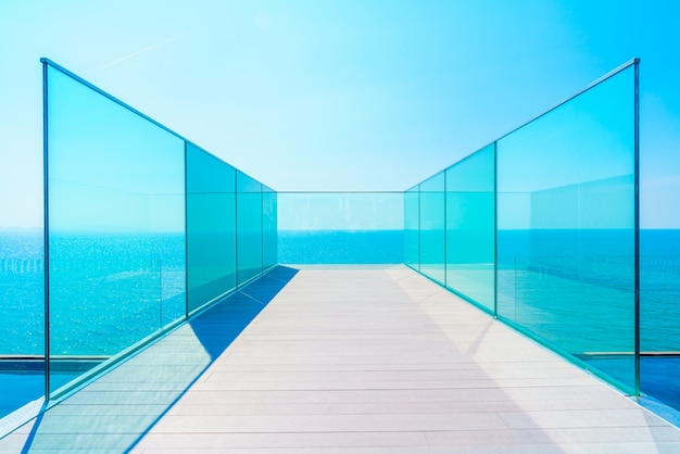 Photo gratuite balcon avec garde-corps en verre