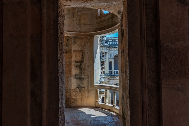 Balcon en ruine dans le couvent du Christ sous la lumière du soleil à Tomar au Portugal