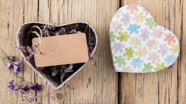 Balise vide avec des fleurs dans une boîte en forme de coeur