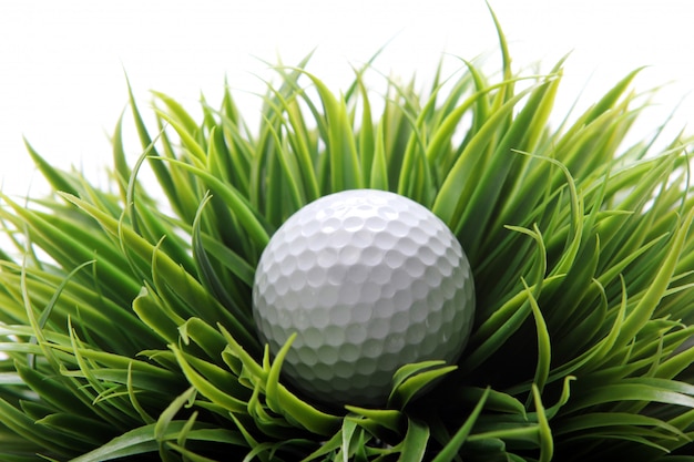 Balle de golf dans l'herbe