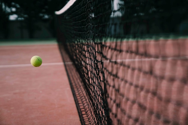 Balle de tennis atteignant le filet