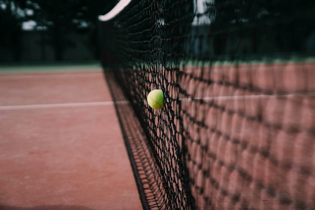 Balle de tennis au filet