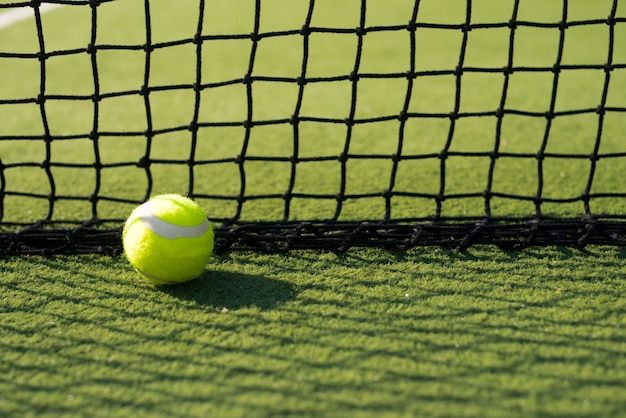 Balle de tennis au sol