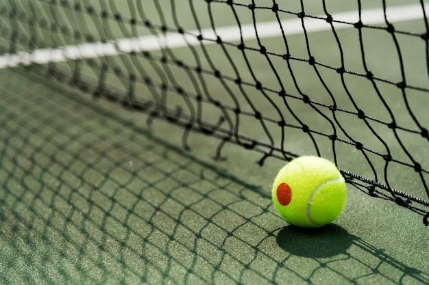 Balle de tennis sur un court de tennis