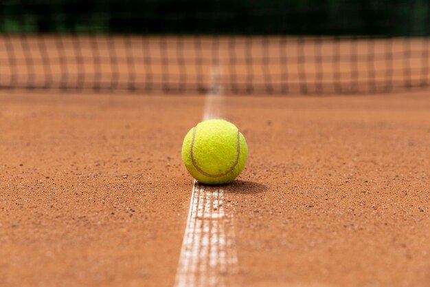 Balle de tennis vue de face sur terrain