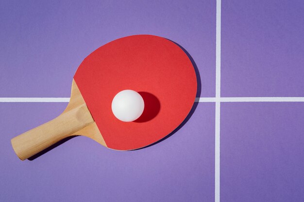 Balle de vue ci-dessus sur la palette de ping-pong