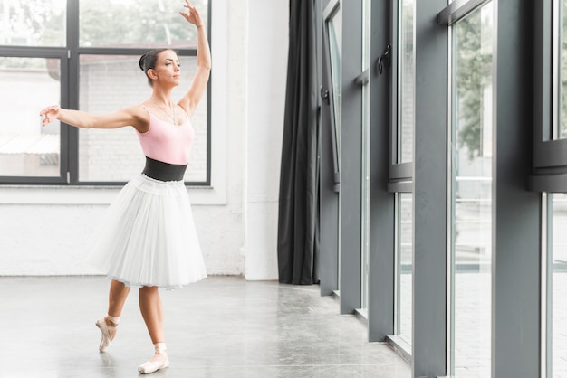 Ballerine dansant dans une belle salle de répétition