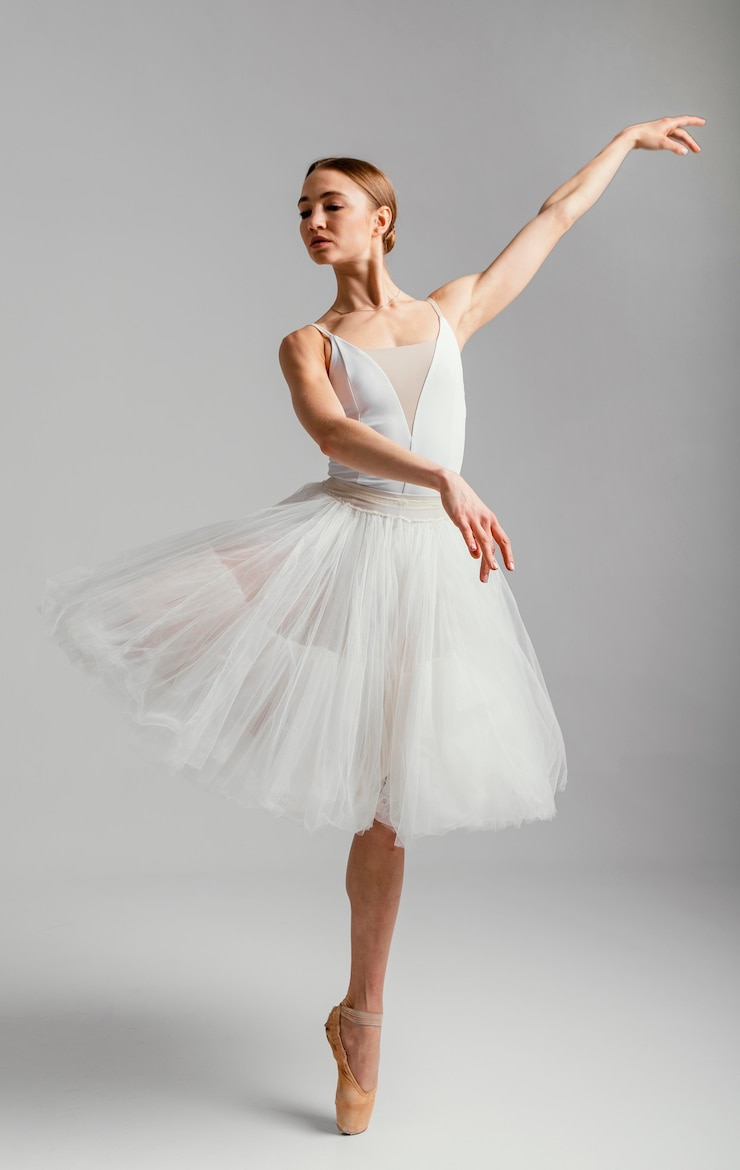 Photo gratuit ballerine debout avec des chaussures de pointe full shot