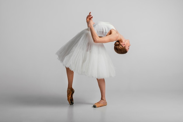 Photo gratuite ballerine full shot avec robe blanche