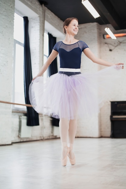 Photo gratuite ballerine gaie en studio