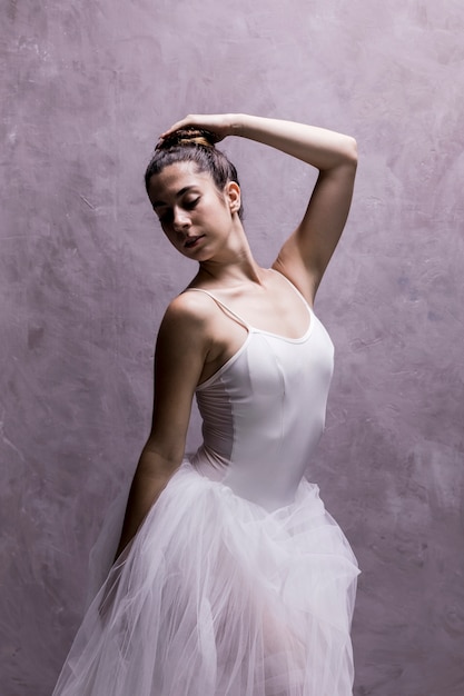 Photo gratuite ballerine regarde par dessus son épaule