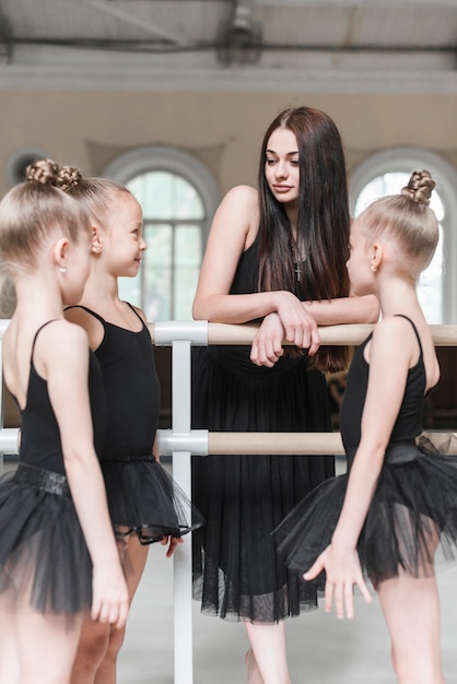 Ballerines avec leur instructeur en studio de danse