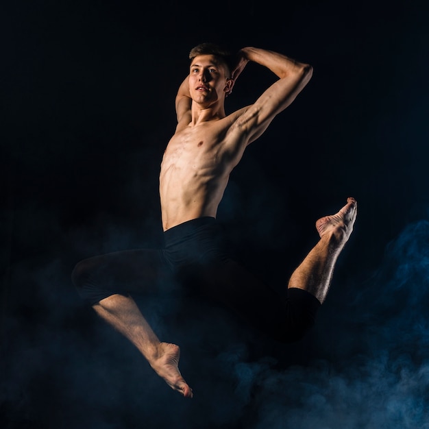 Ballerino posant en l'air en collants