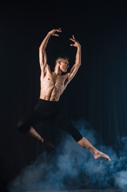 Ballerino posant en l'air avec des collants