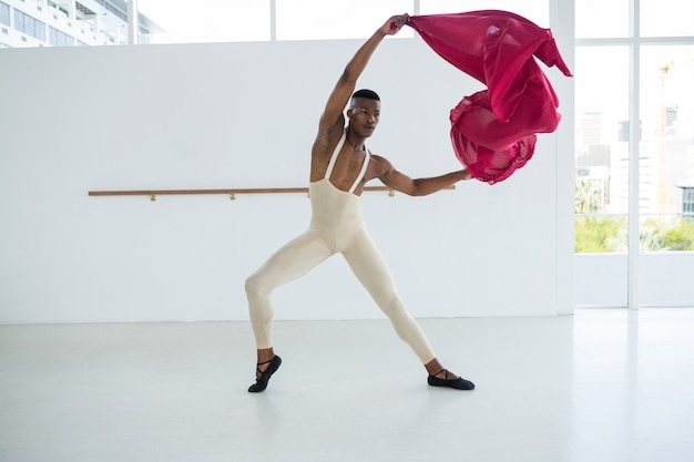 Photo gratuite ballerino pratiquant la danse classique