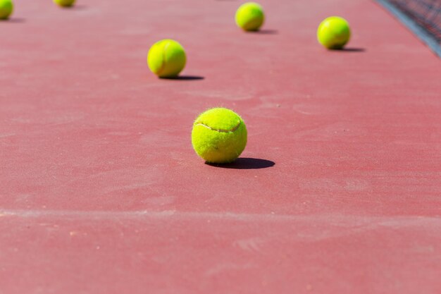 Balles de tennis sur le court