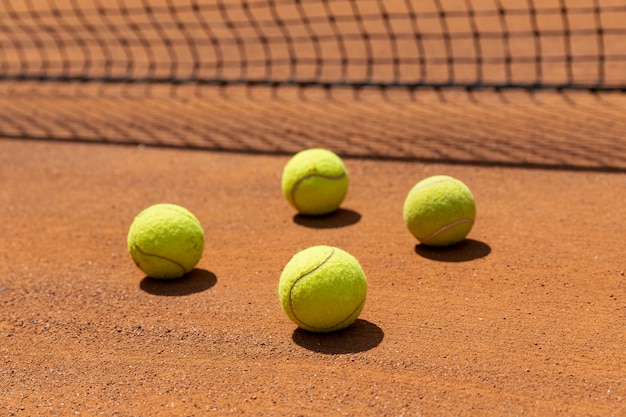 Balles de tennis sur le terrain