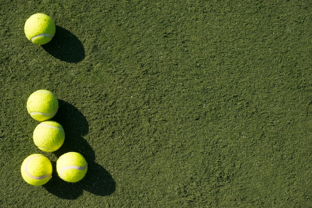 Photo gratuite balles de tennis vue de dessus avec espace de copie