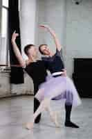 Photo gratuite ballet danseurs sur rehersal