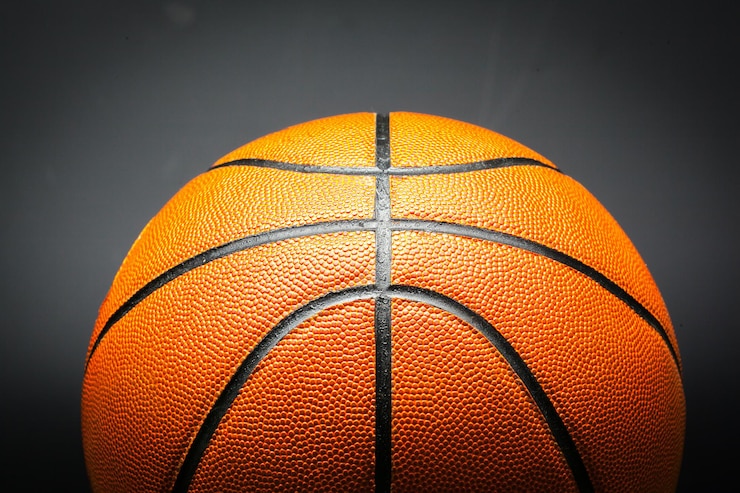 Photo gratuit ballon de basket sur fond noir