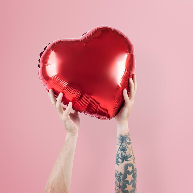 Ballon coeur Saint Valentin tenu par une personne