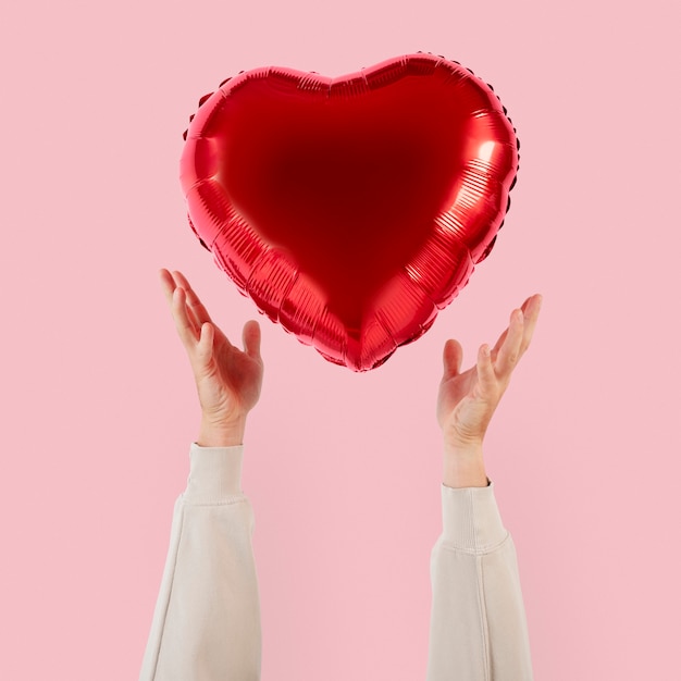 Ballon coeur Saint Valentin tenu par une personne