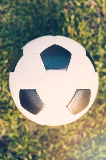 Photo gratuite ballon de football close-up sur l'herbe