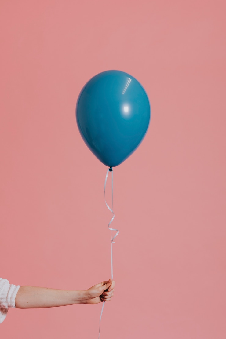 Photo gratuit un ballon d'hélium sur une corde