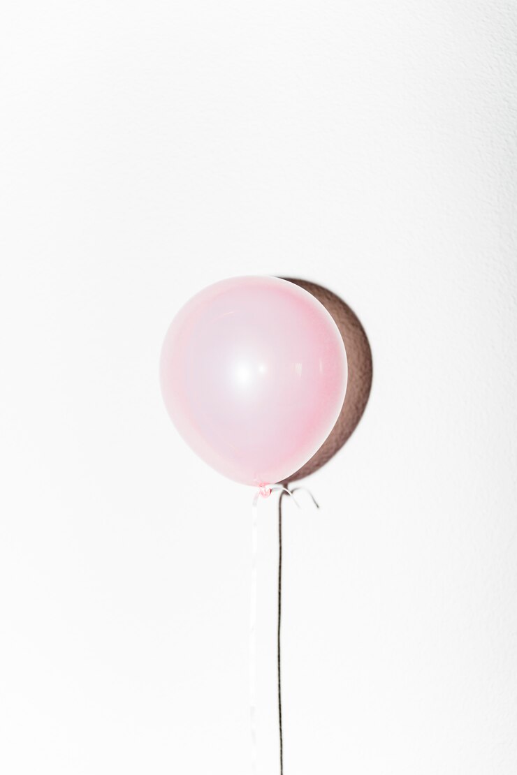 Photo gratuit ballon rose avec ombre isolé sur fond blanc