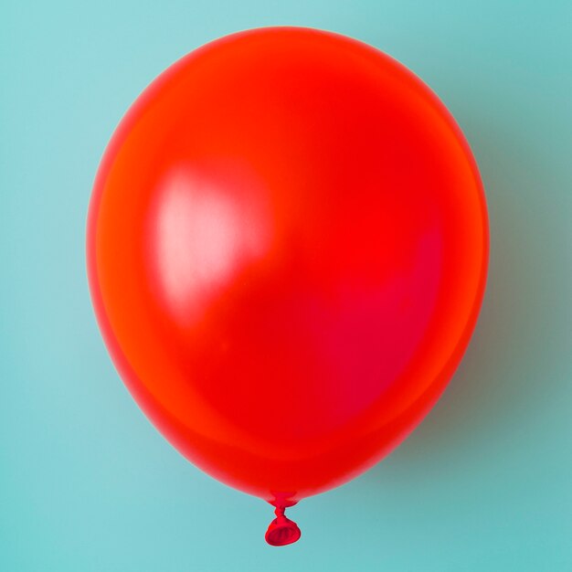 Ballon rouge sur gros plan fond bleu