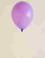 Photo gratuite ballon violet avec espace de copie