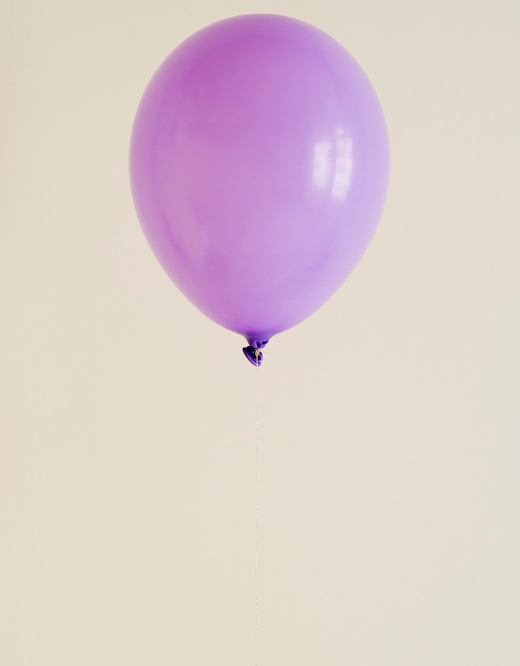 Photo gratuit ballon violet avec espace de copie