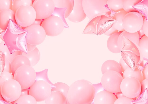 Ballons à air rose anniversaire sur fond de menthe avec maquette