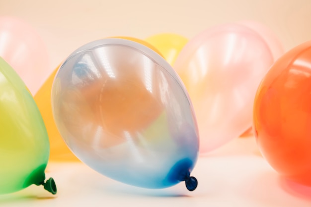 Photo gratuite ballons colorés brillants sur la table