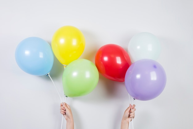 Ballons colorés pour le concept d&#39;anniversaire