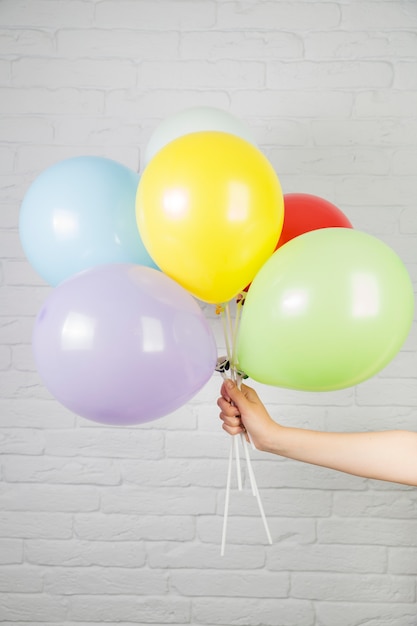 Photo gratuite ballons colorés pour le concept d'anniversaire