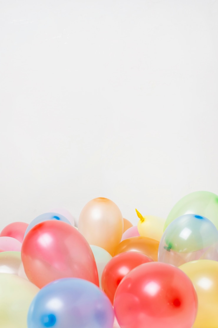 Photo gratuit ballons colorés vue de face avec espace de copie