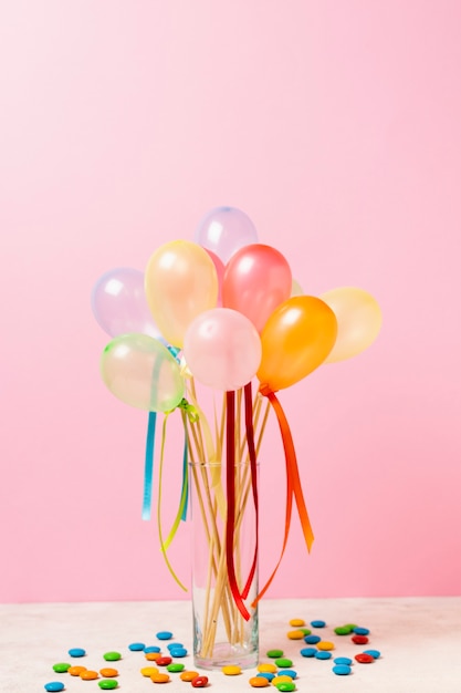 Ballons colorés vue de face sur la table