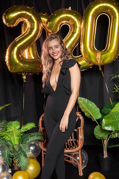 Ballons dorés du nouvel an 2020 et belle fille