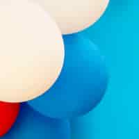 Photo gratuite ballons sur le fond bleu