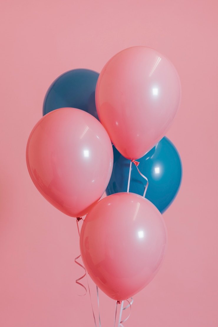 Photo gratuit des ballons d'hélium roses et bleus