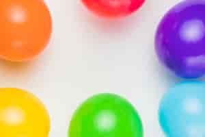 Photo gratuite ballons multicolores sur fond blanc