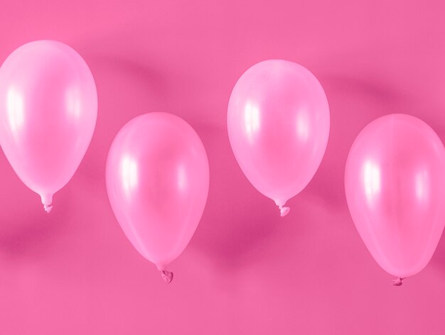 Ballons roses sur fond rose