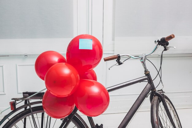 Ballons rouges avec autocollant fixé au cycle