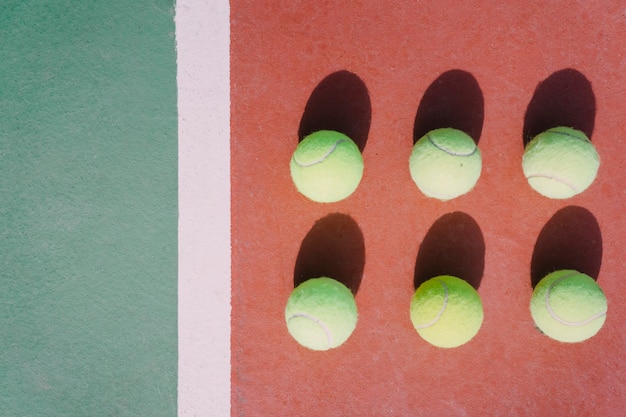 Ballons de tennis en symétrie