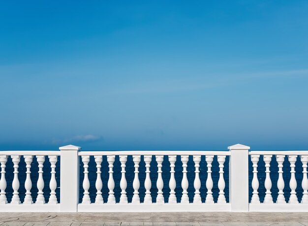 Balustrade en béton blanc romain classique à l'extérieur du bâtiment sur la terrasse