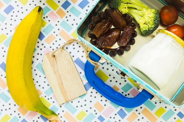 Banane allongée près de la boîte à lunch