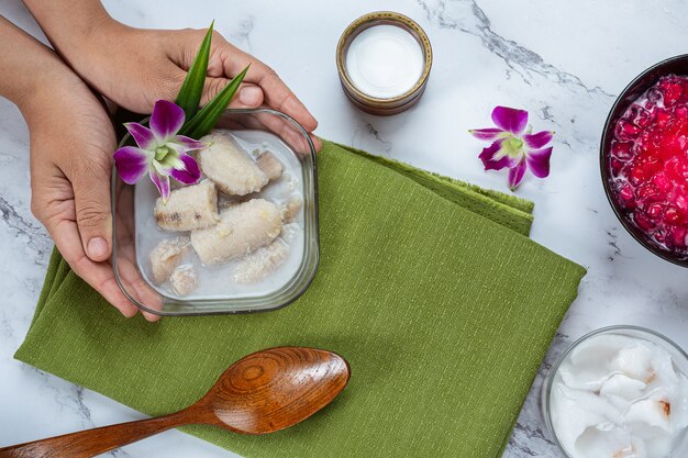 Banane au lait de coco, desserts thaïlandais traditionnels asiatiques, desserts thaïlandais.